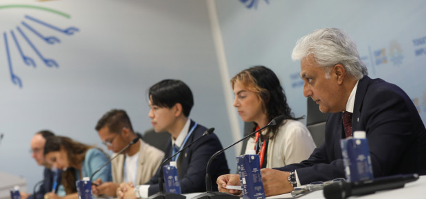 COP 27 Ovais Sarmad Deputy Executive Secretary with Youth representatives